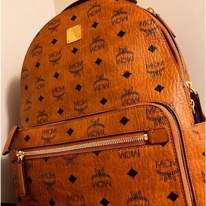 Barely touched. Still firm in shape. Comes with dust bag and cards.